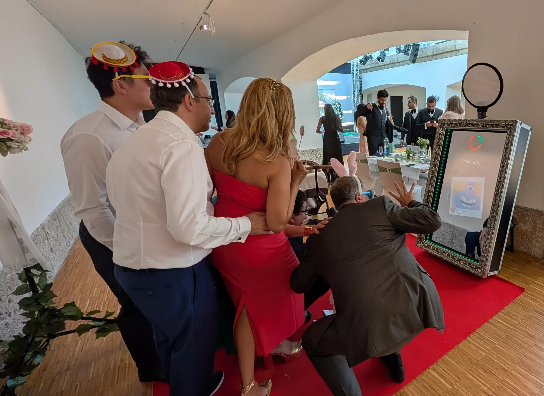 Gäste bedienen gemeinsam den Touchscreen des Fotospiegels