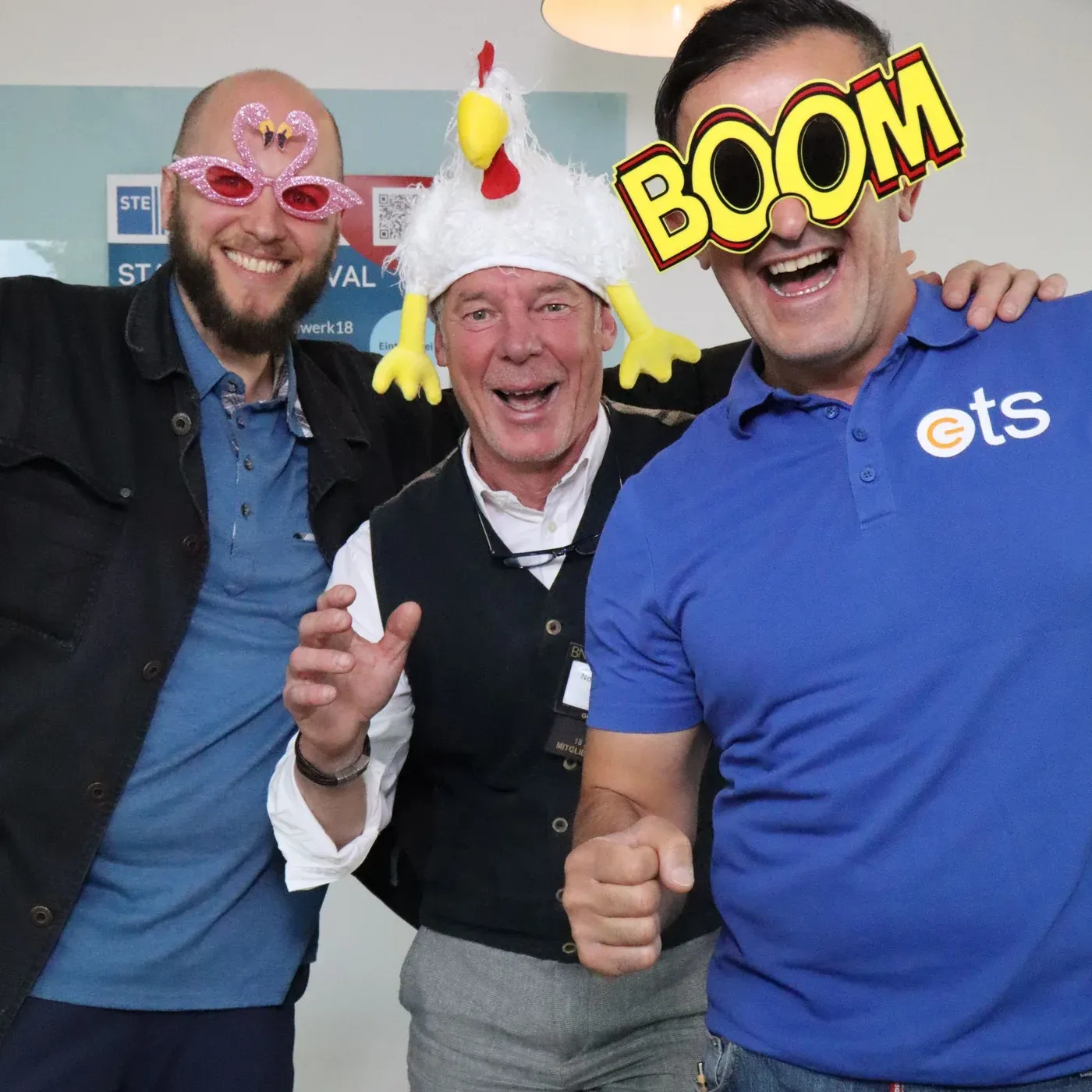 Echte Gäste beim gemeinsamen Gruppenfoto mit Accessoires