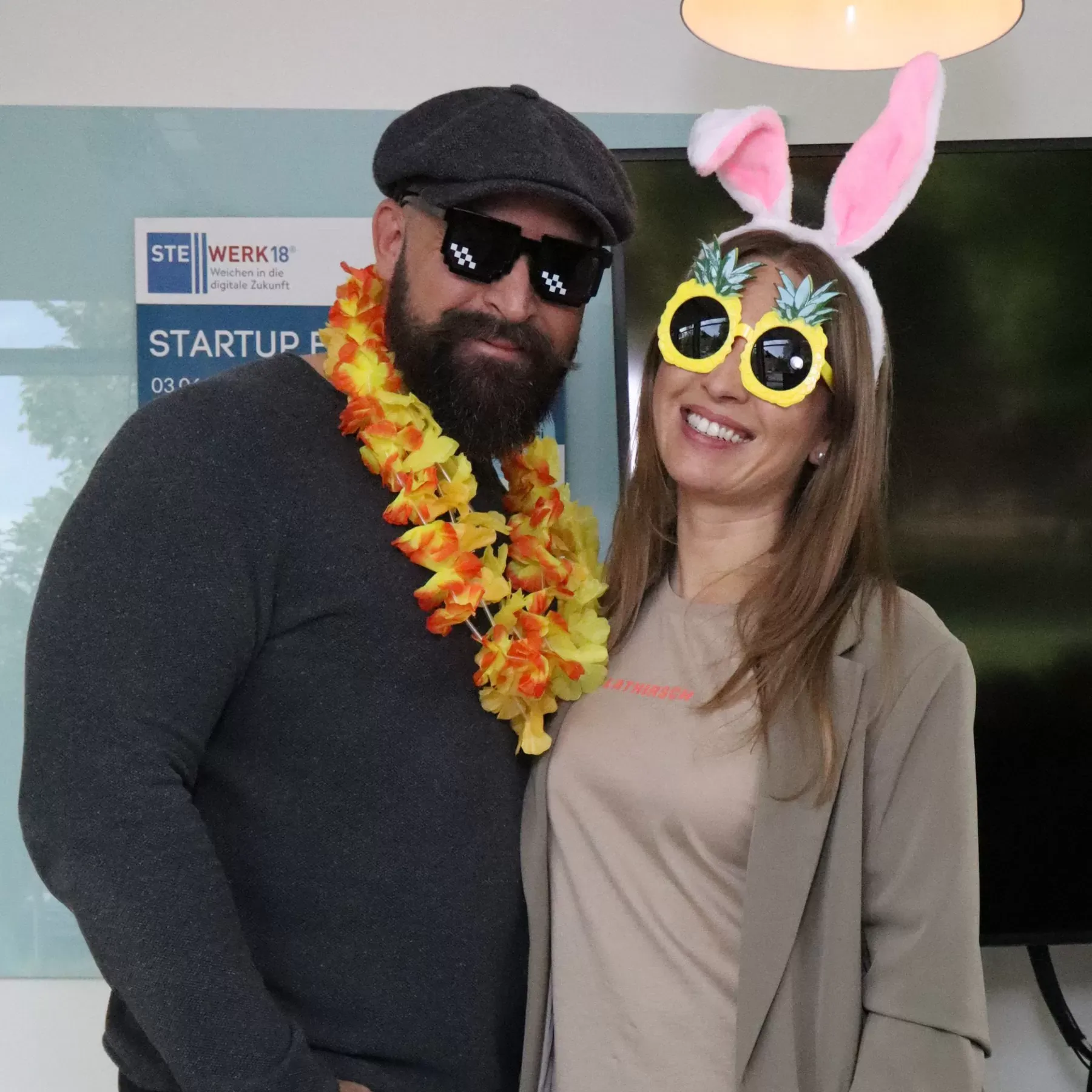 Gäste mit Blumenkette und Hasenohren bei einer Netzwerkveranstaltung