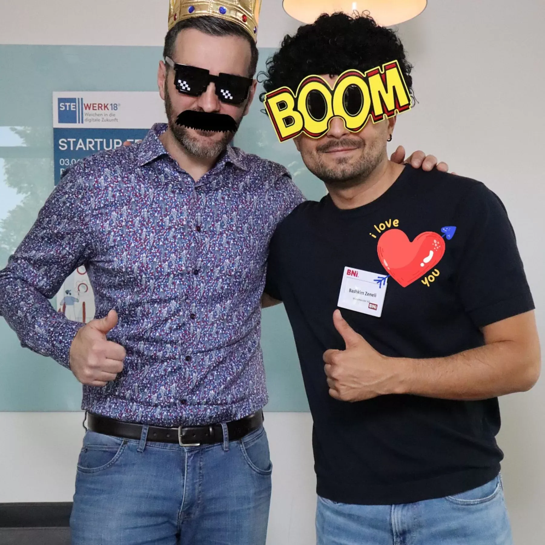 Zwei Gäste mit Spaßbrille und Krone bei einem Startup-Festival