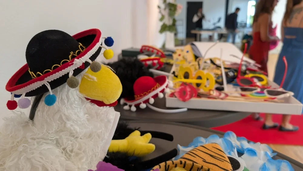 Bunte Hüte, Brillen und weitere Foto-Requisiten liegen für die Gäste bereit.