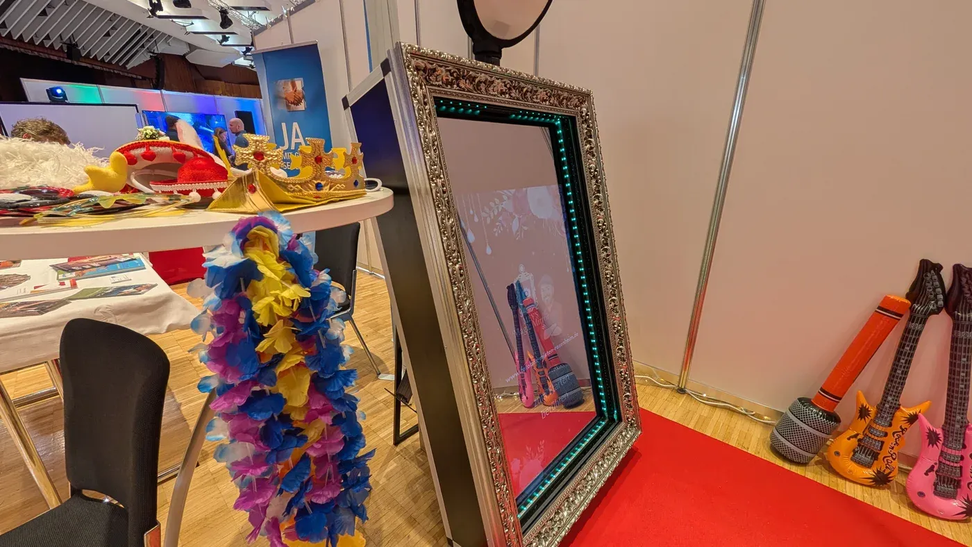 Der Fotospiegel mit Accessoires auf einer Hochzeitsmesse
