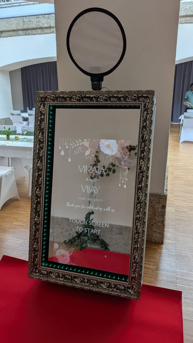 Der echte Fotospiegel mit floralem Hochzeitsdesign