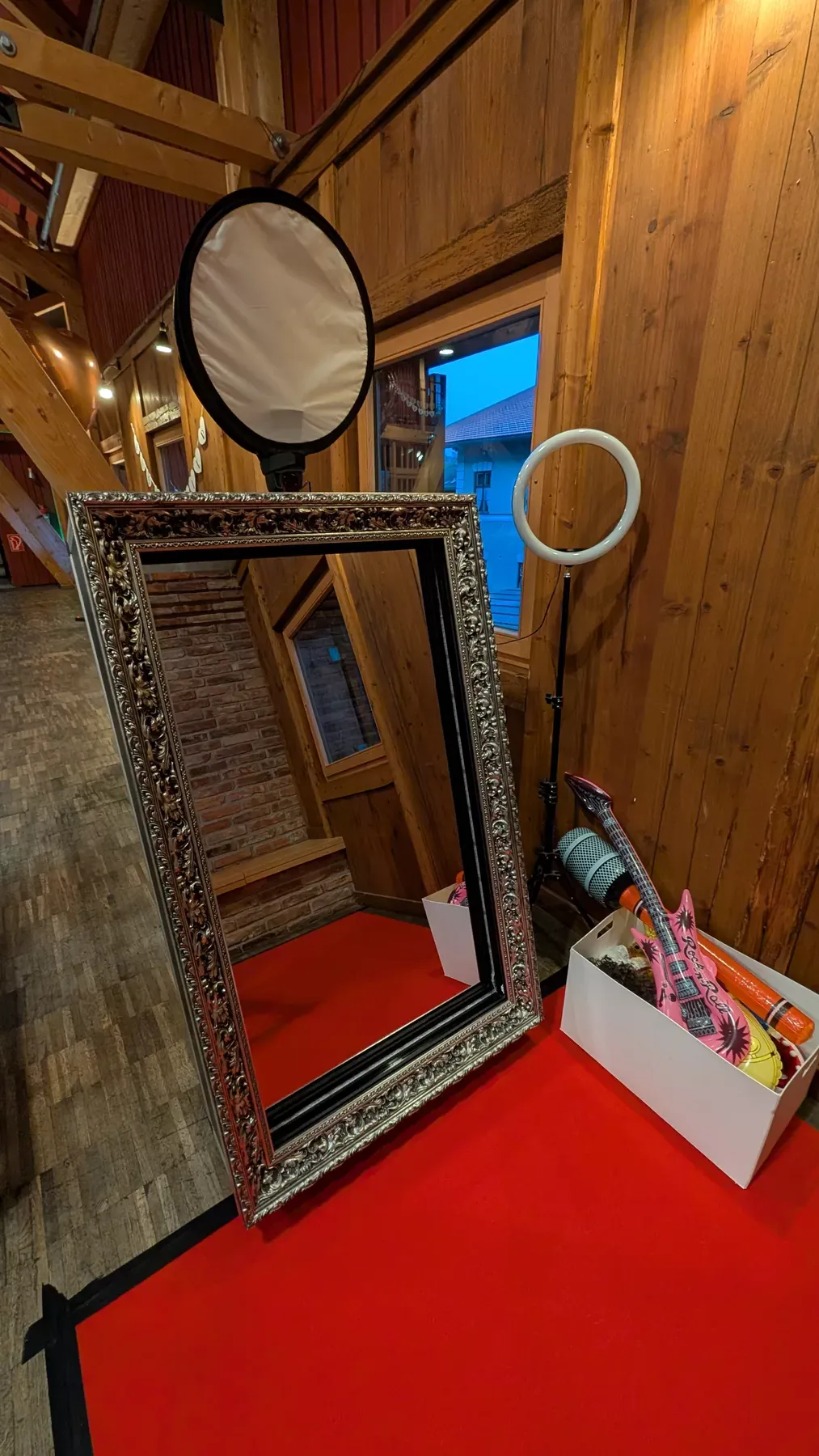 Der Fotospiegel mit Requisiten in einer holzvertäfelten Stube